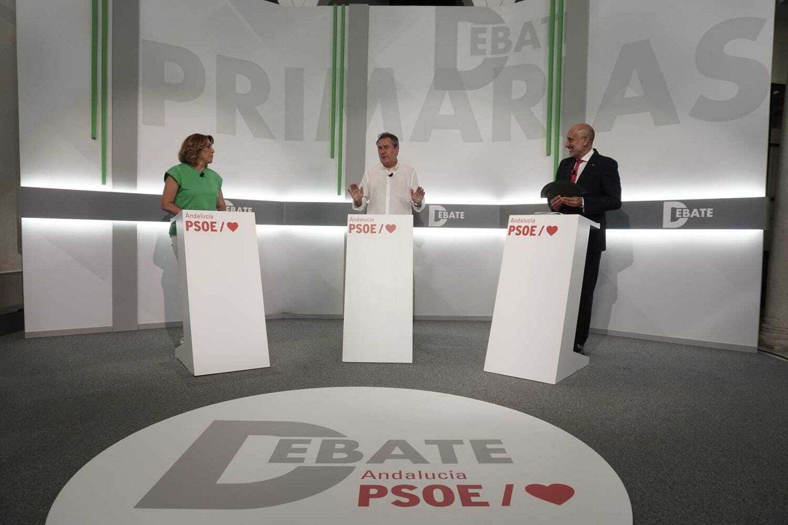Susana Díaz, Juan Espadas y Luis Ángel Hierro, en los primeros compases del debate de las primarias del PSOE