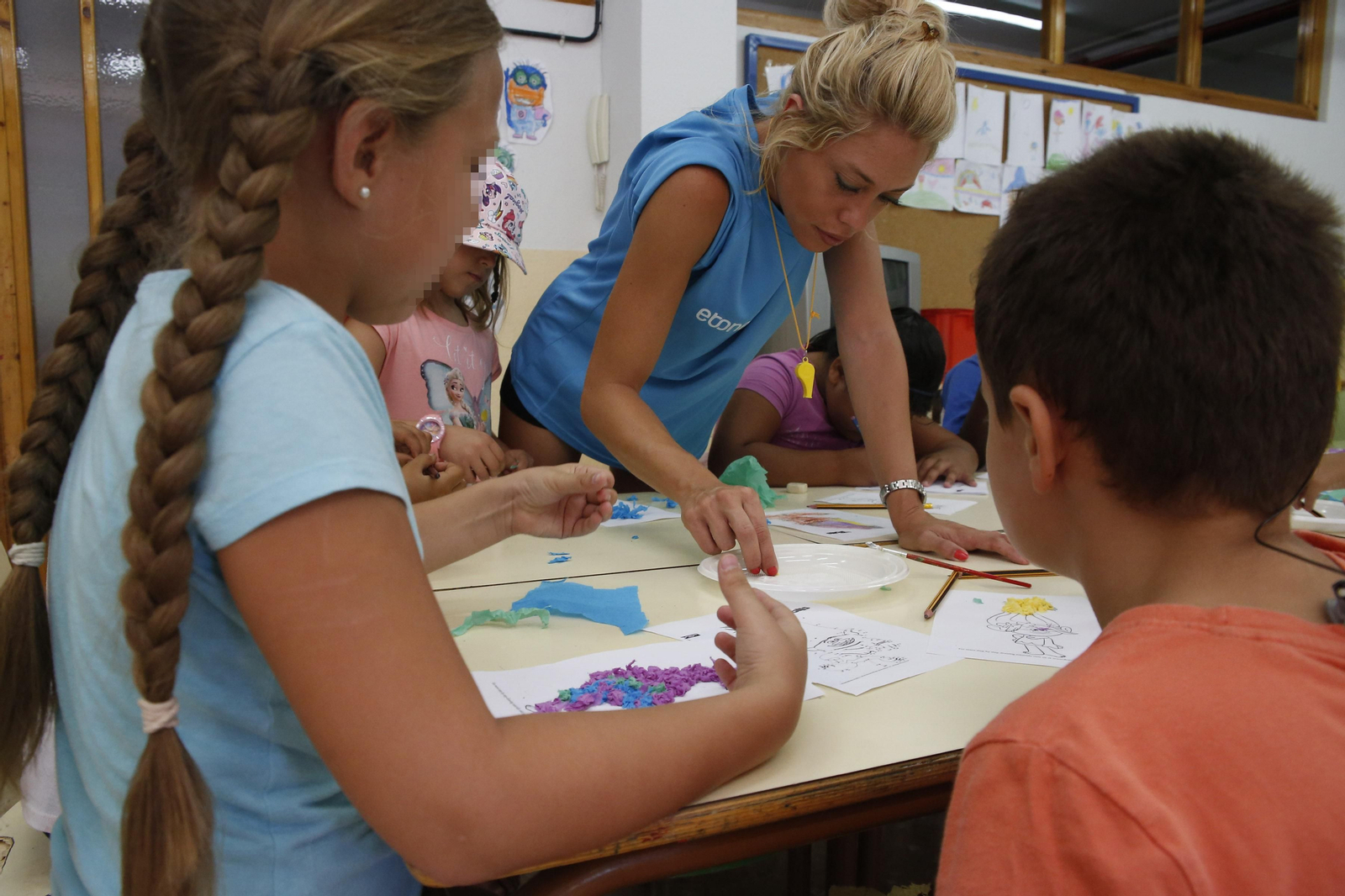 Los pequeños disfrutan de las manualidades en la escuela de verano.