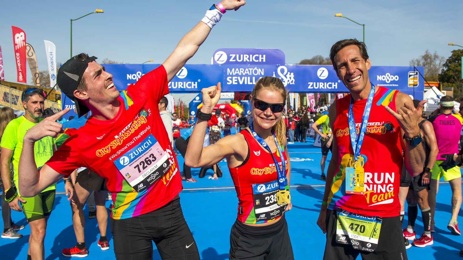 Camisetas solidarias de City Sightseeing, en una edición  pasada del Zurich Maratón de Sevilla.