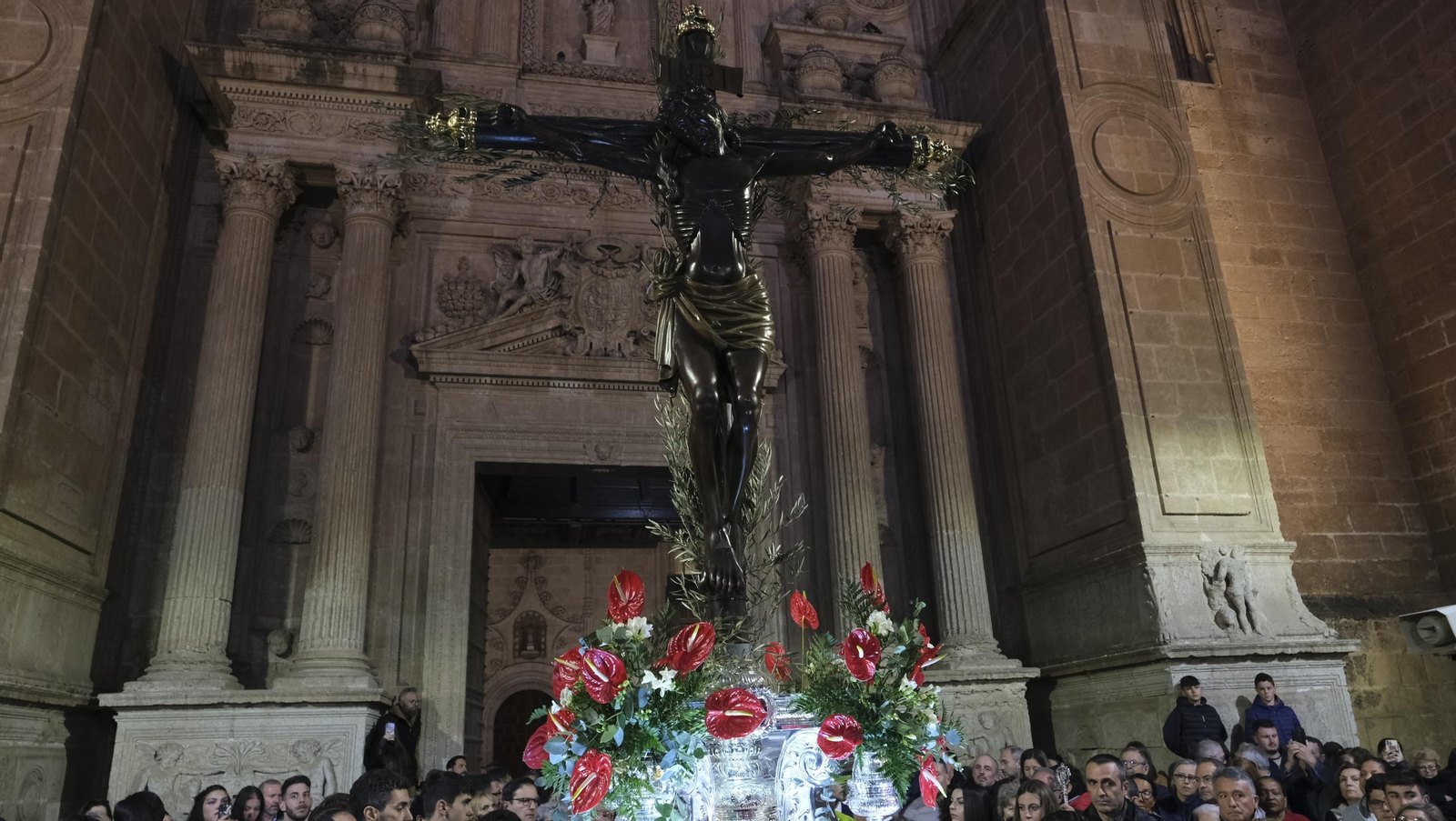Procesión del Vía Crucis-Cristo de la Escucha en Almería, en imágenes