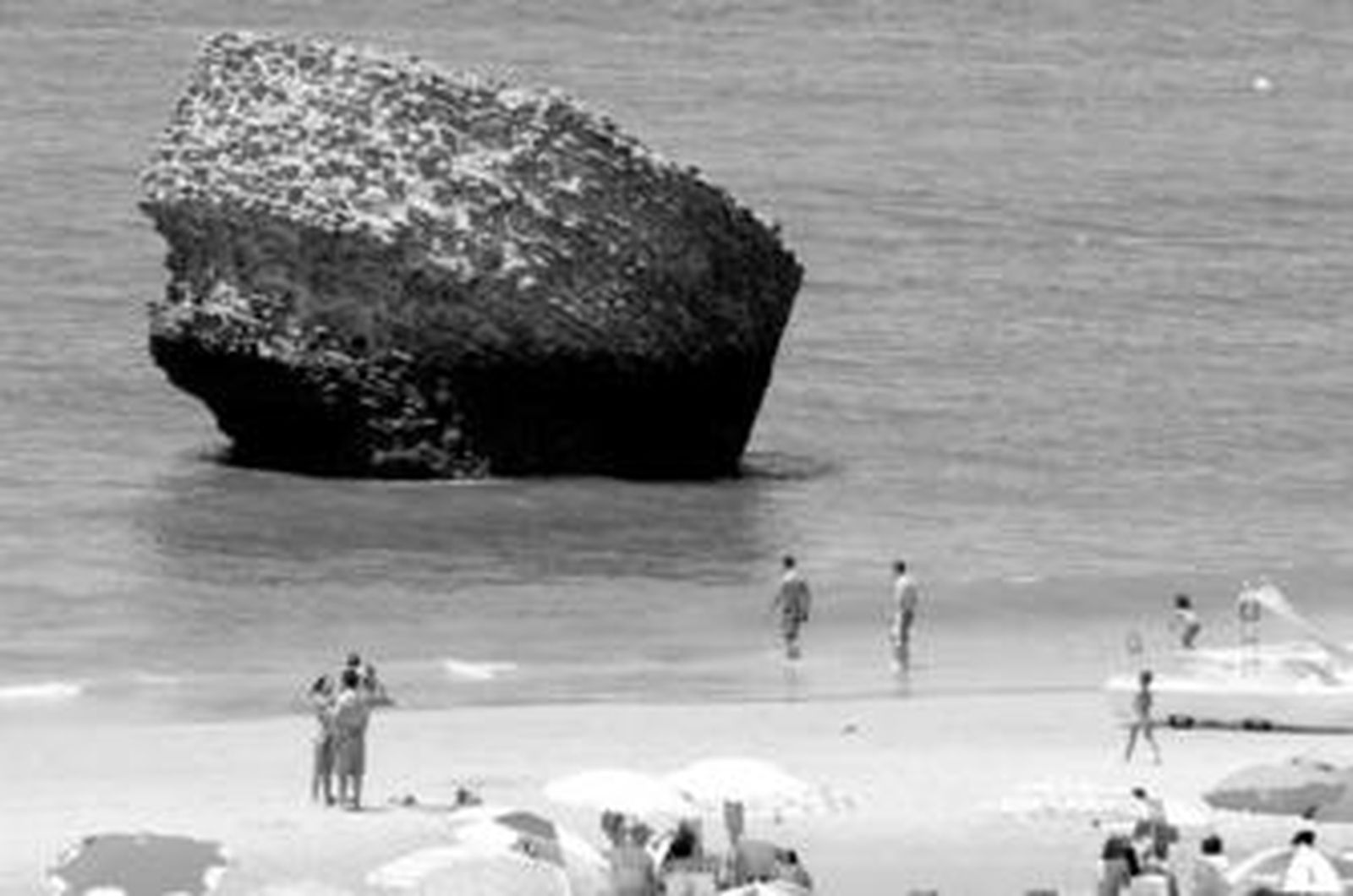 La piedra, una torre engullida por el mar, se ha convertido en el símbolo de la playa del municipio almonteño.
