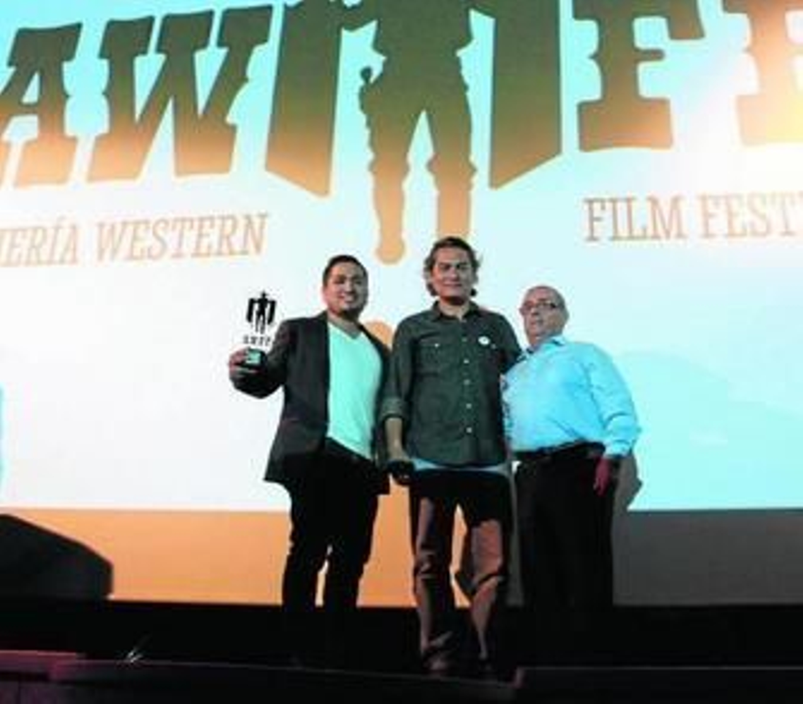 Beyker Bances y Cristhian Esquivel, ganadores con 'Pueblo Viejo' con José Salcedo.