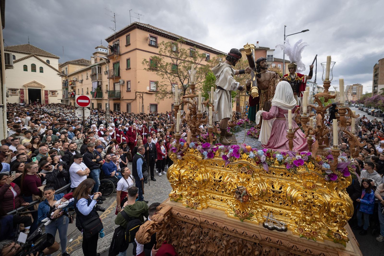 Así vivió Granada la salida de la Hermandad del Trabajo 2025