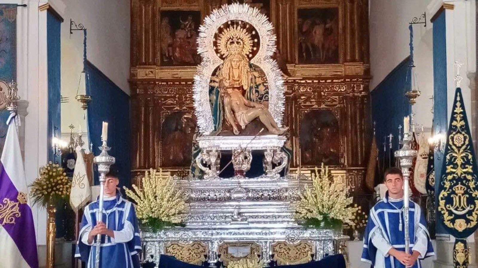 La Virgen de las Angustias, este sábado, antes de salir en procesión.