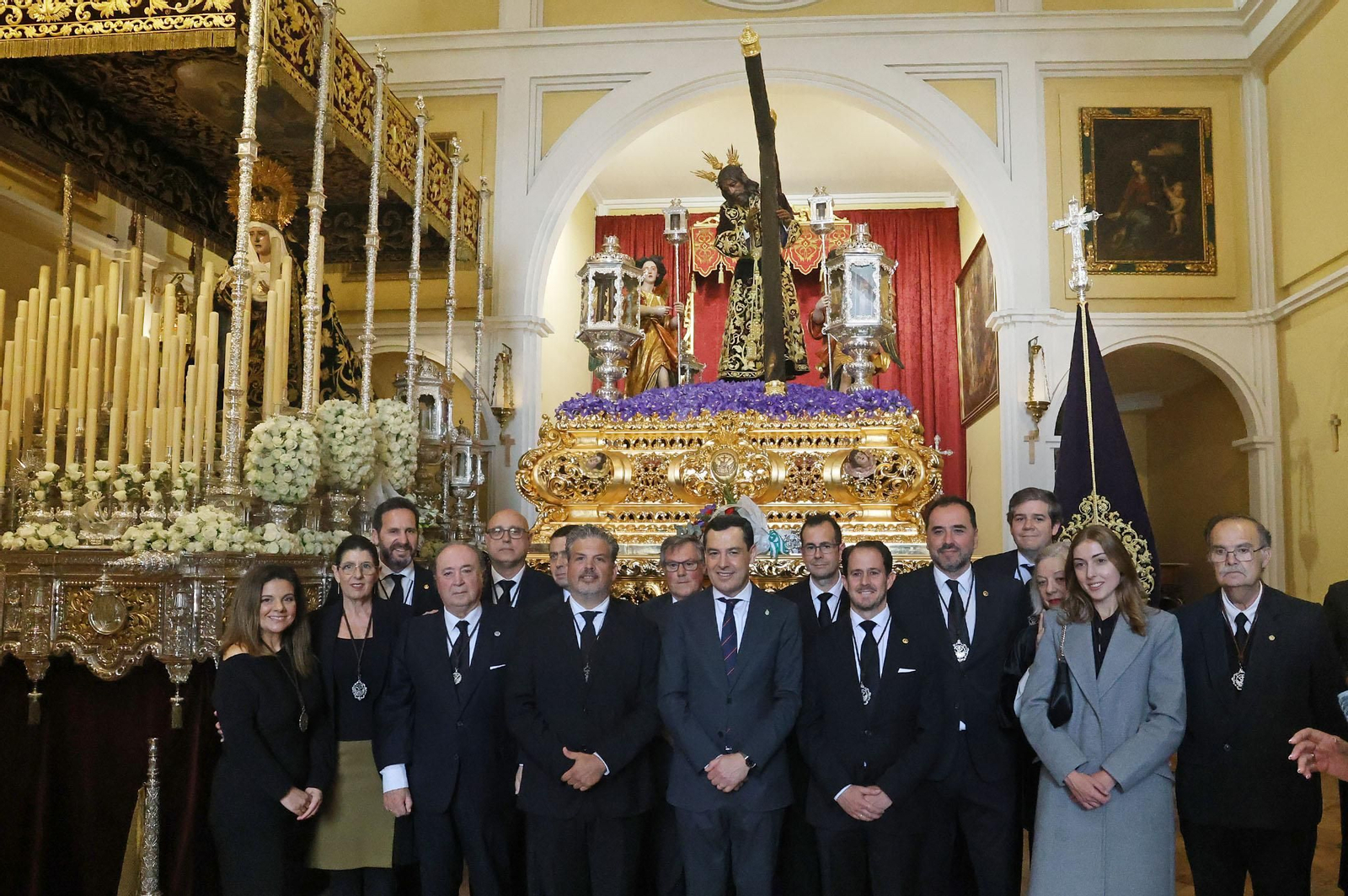 Imágenes de la visita del presidente de la Junta de Andalucía, Juanma Moreno, a la hermandad del Calvario de Huelva