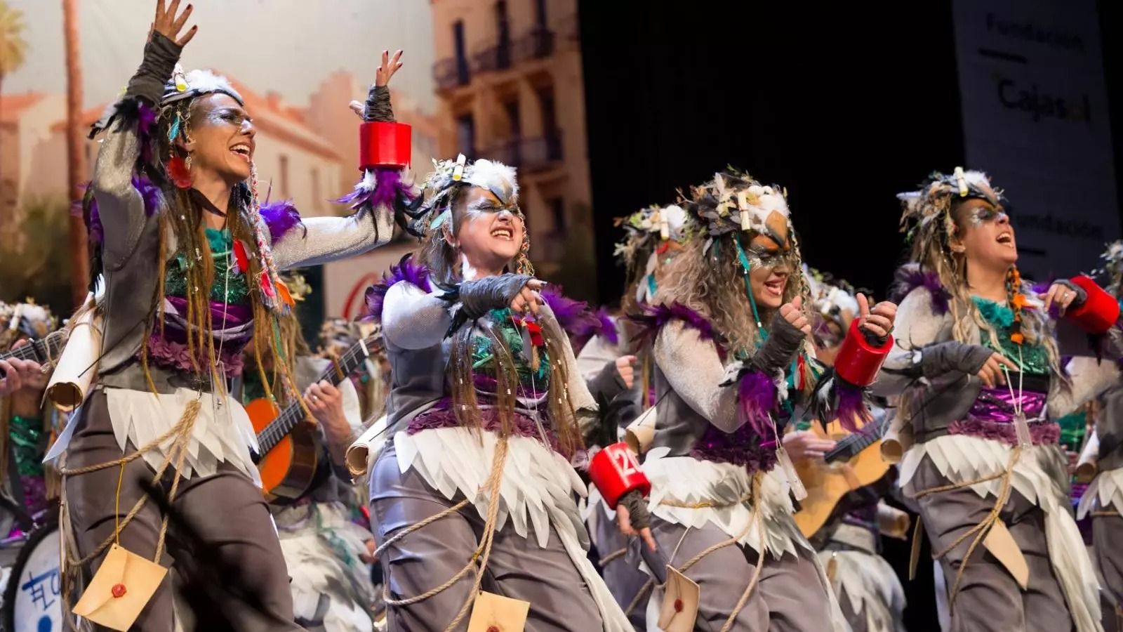Desde Isla Cristina,  la comparsa ‘Lo que me sale de la pluma’ se ha metido en el tipo de unas palomas mensajeras.