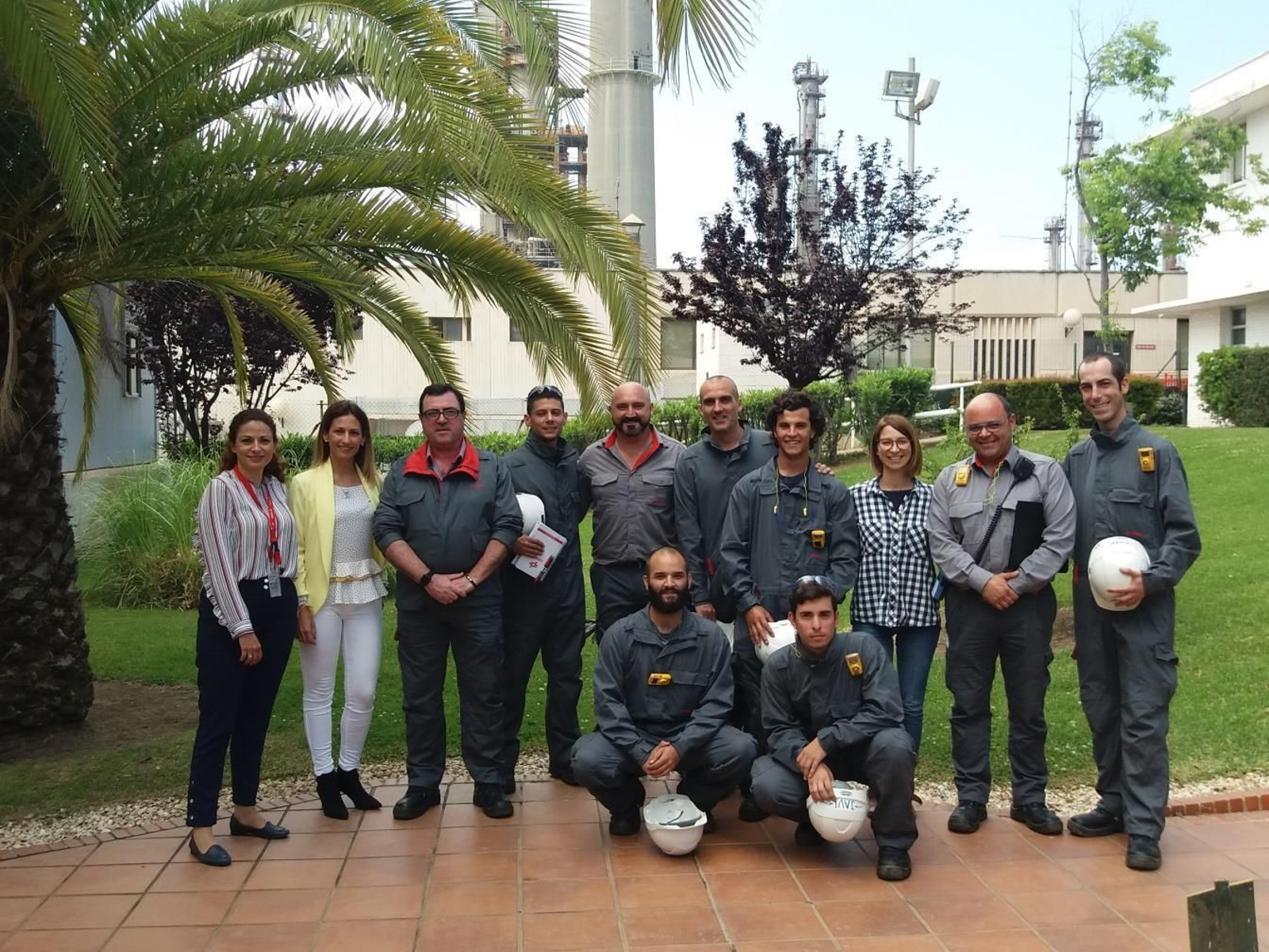 Un grupo de alumnos con personal de Cepsa.