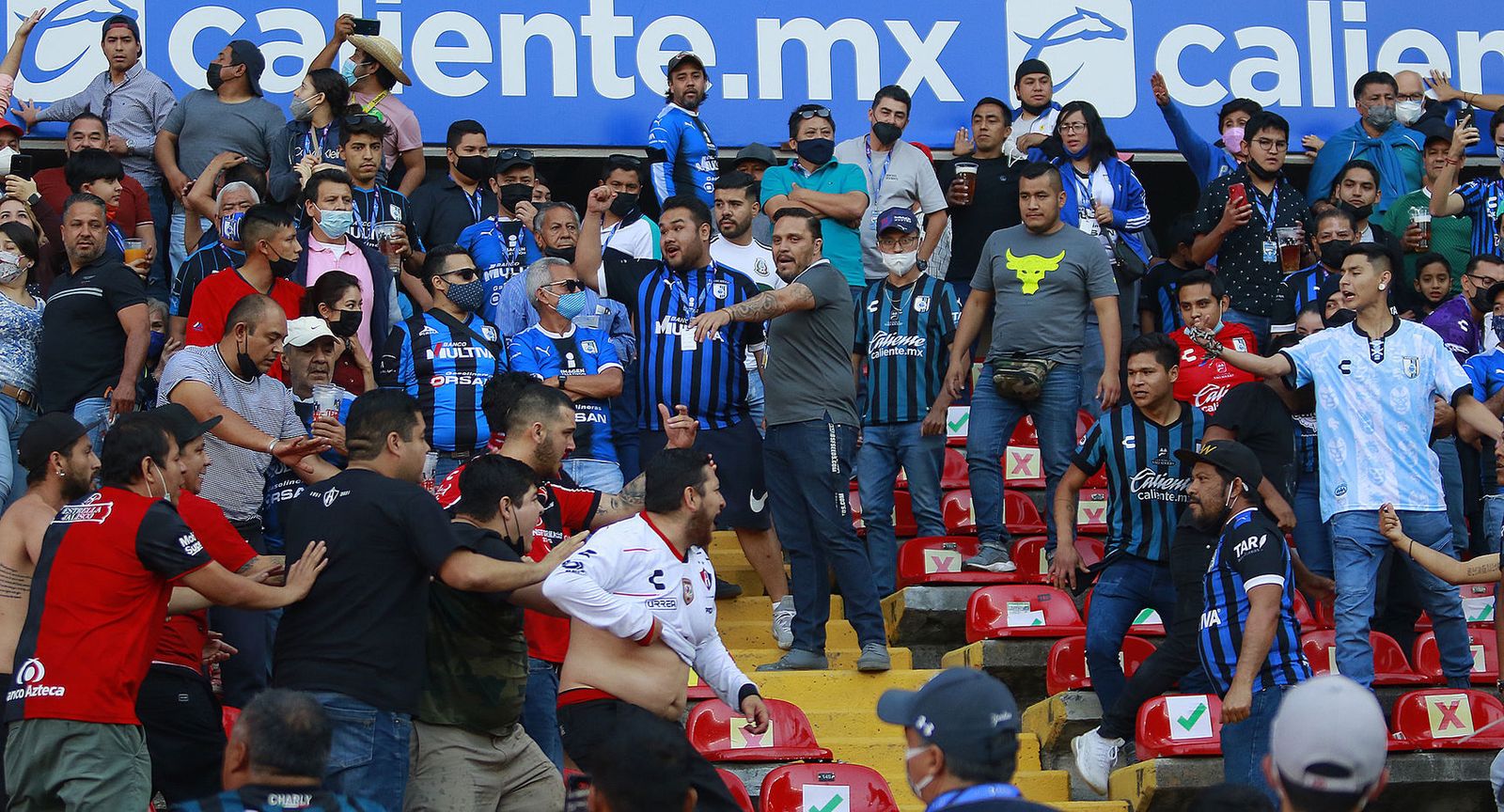 Las imágenes de la pelea en el fútbol mexicano entre Querétaro y Atlas