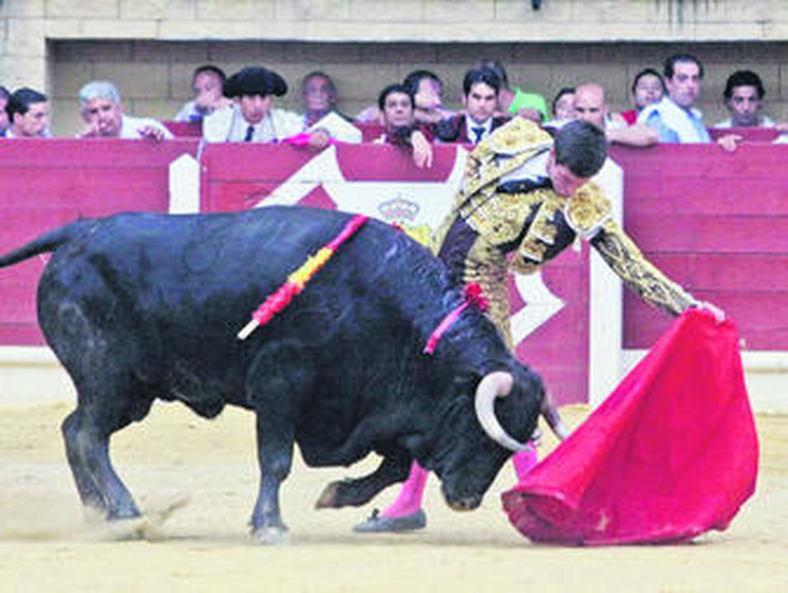 La terna de jinetes en volandas en la plaza multiusos León ArenaCésar Jiménez abre la puerta grande del coso de El PlantíoUna oreja por coleta en la corrida de toro de feria de Zamora