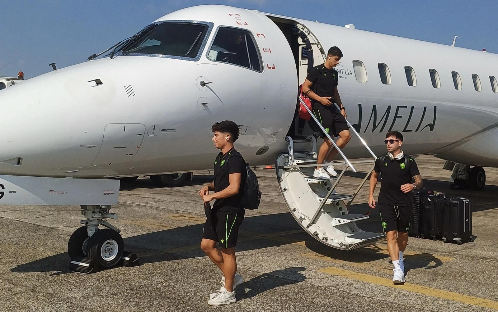 Los jugadores del conjunto almeriense se bajan del avión a su llegada a León este pasado domingo.