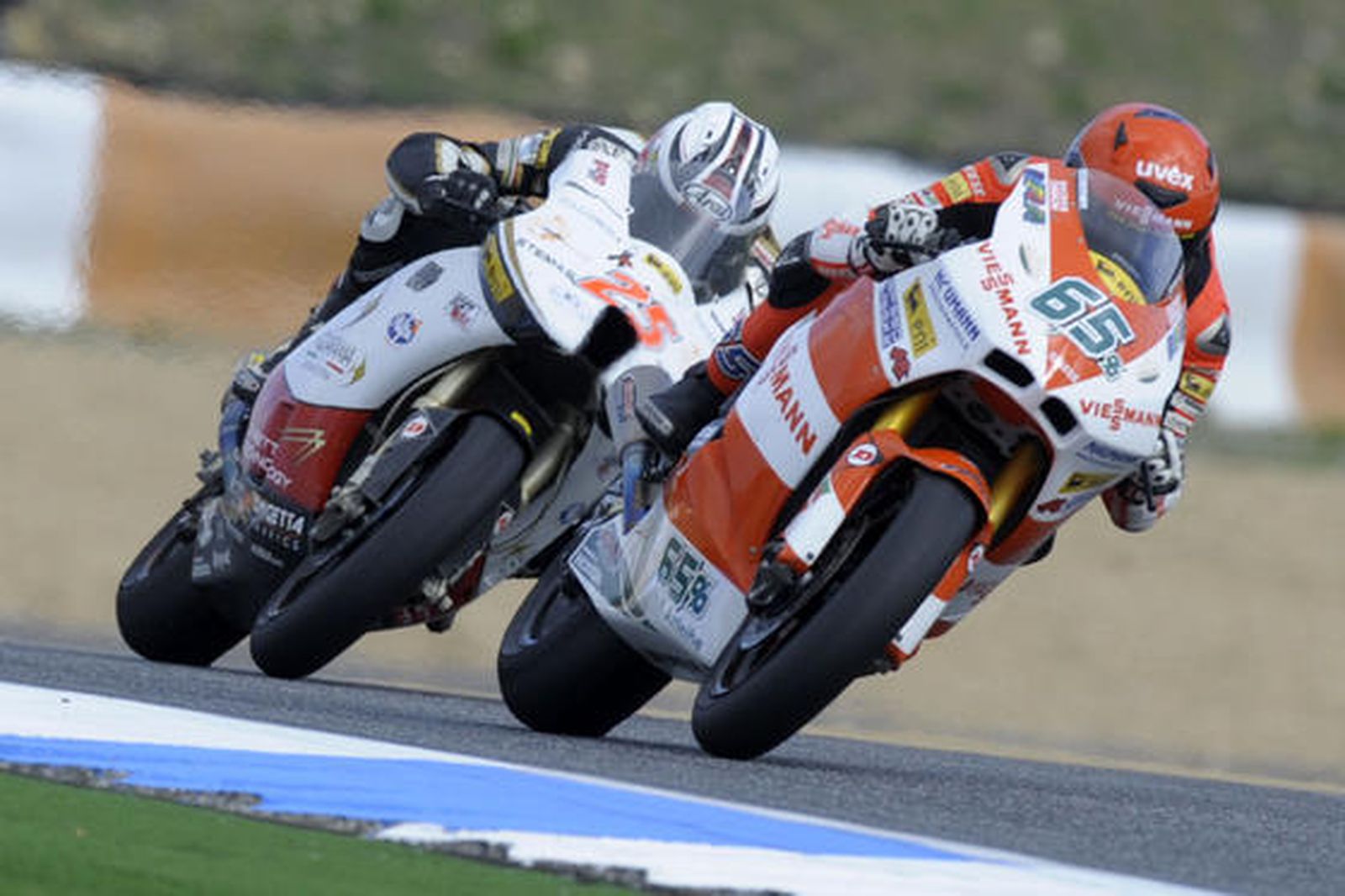 Stefan Bradl, por delante de Alex Baldolini.

Foto: AFP Photo