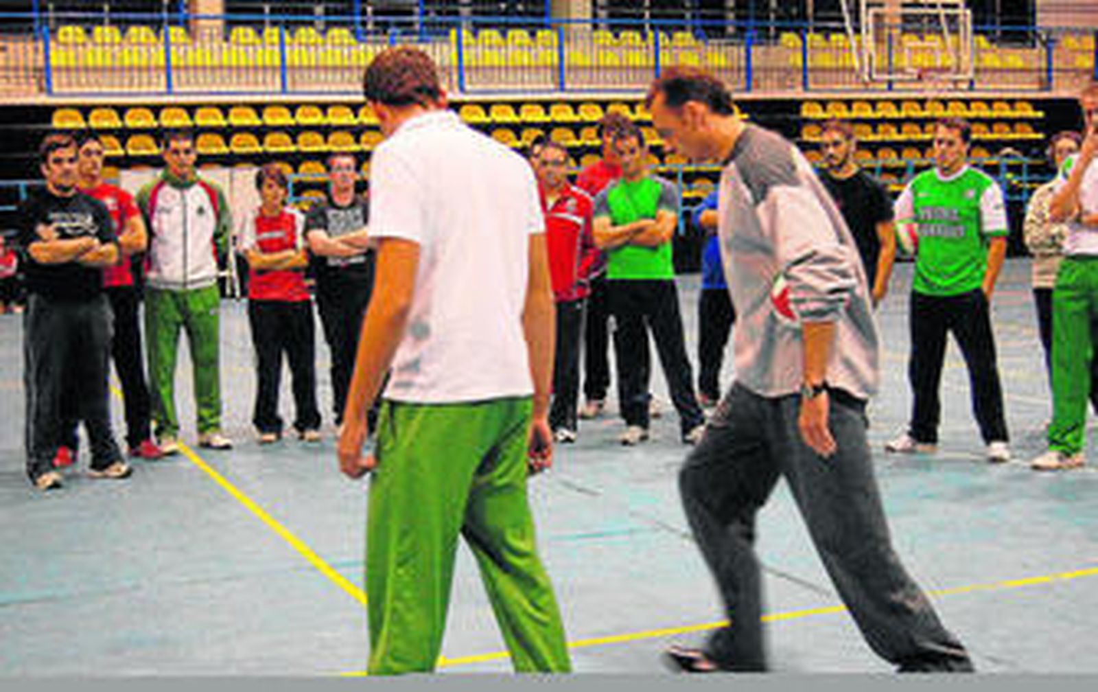 Carlos Carreño enseña a uno de los alumnos uno de los movimientos claves de esta disciplina.