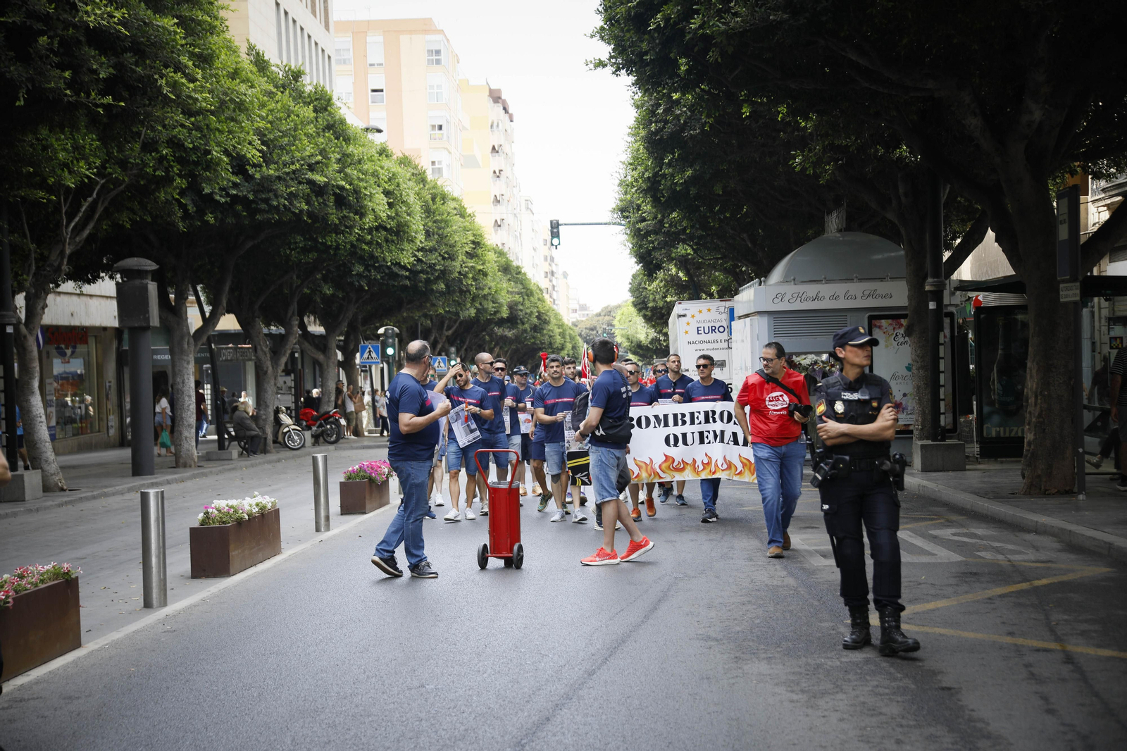 Manifestación de los bomberos quemados de Almería, en imágenes