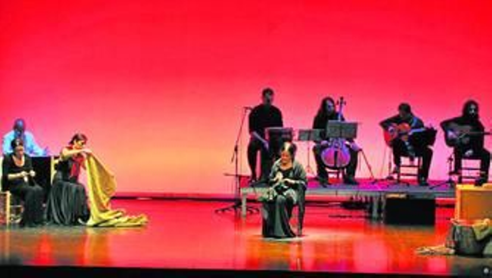 El elenco, formado por Thassio, la cantaora Rocío González, las bailaoras Alejandra Romero y Rocío Fernández, en las tablas junto al resto de artistas.