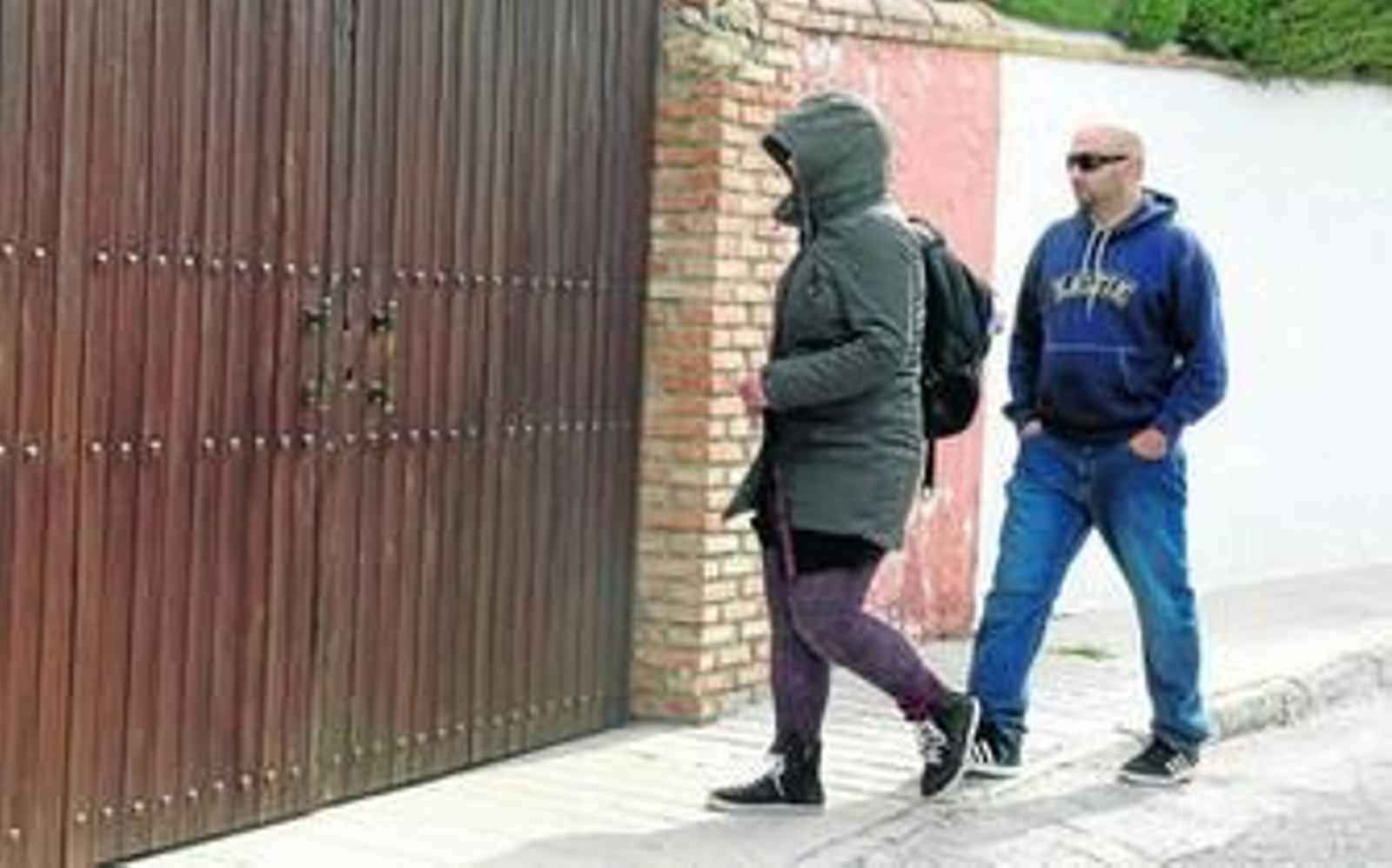 La hija del matrimonio entra en el chalé de sus padres, en Gójar.