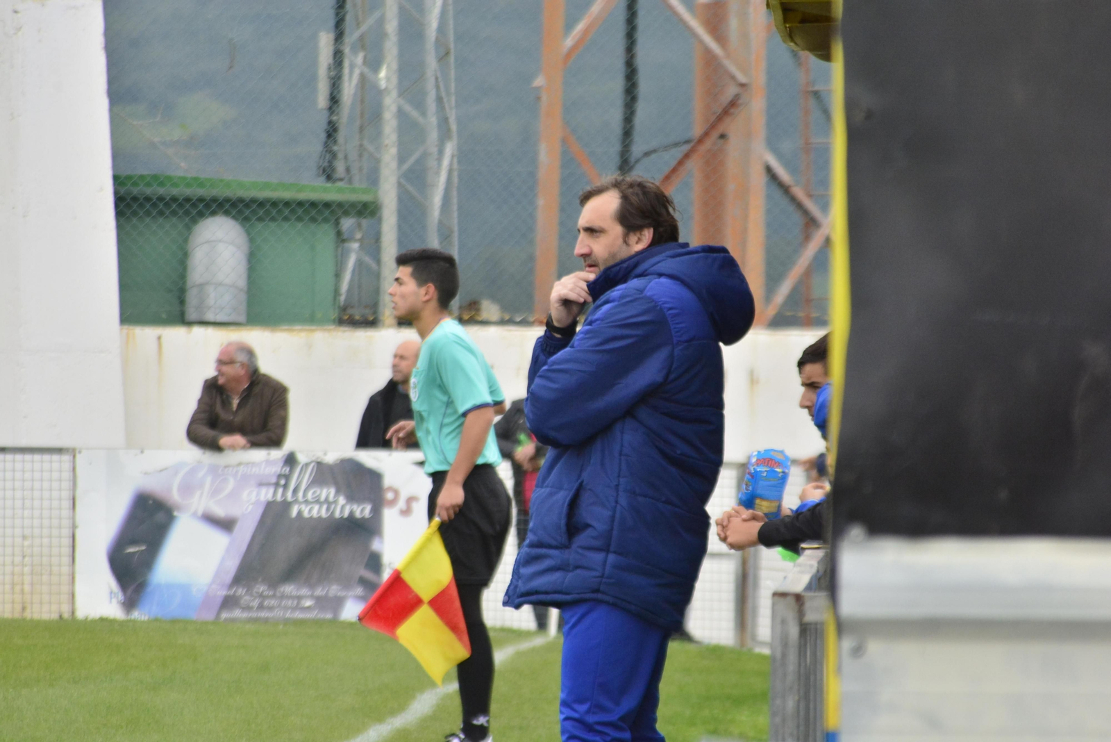 Javi Viso, en el banquillo del Tesorillo, equipo con el que terminó la temporada.
