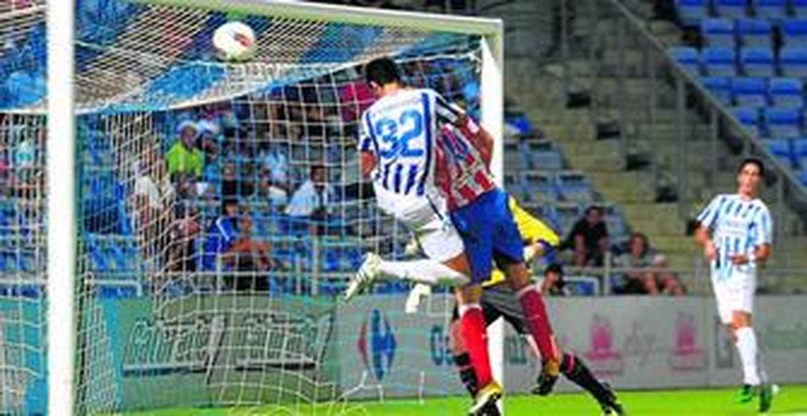 Álvaro Vega fue el autor del gol del Recre, que en su momento significó el empate. Excelente remate de cabeza del onubense tras un gran centro de Fidel.