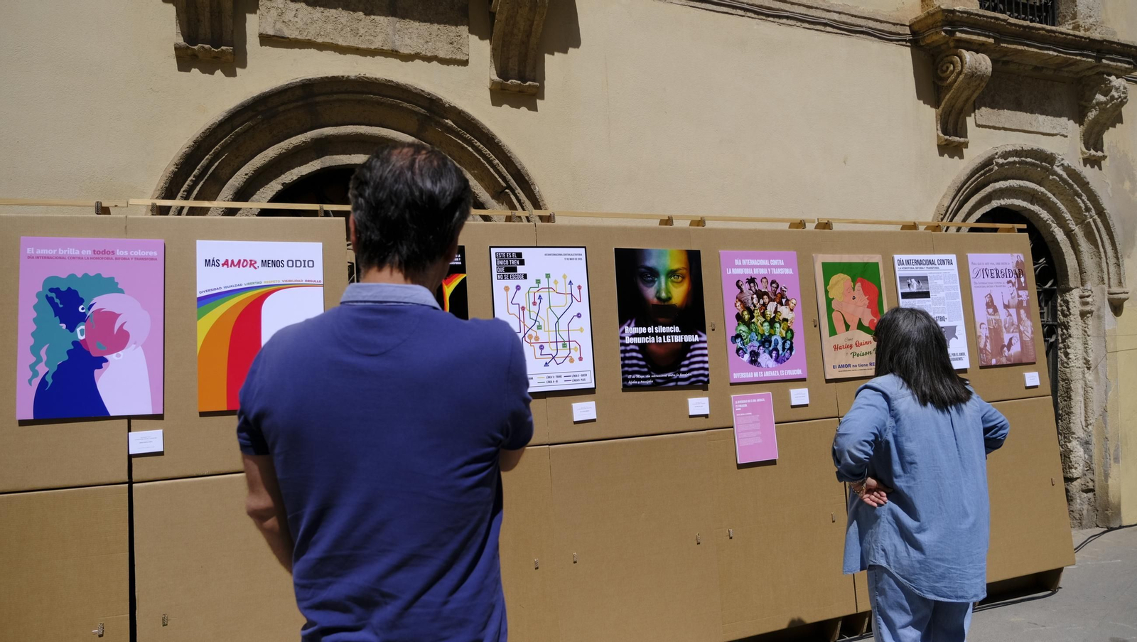 Lectura del manifiesto del Día Internacional contra la Homofobia en Almería, en imágenes