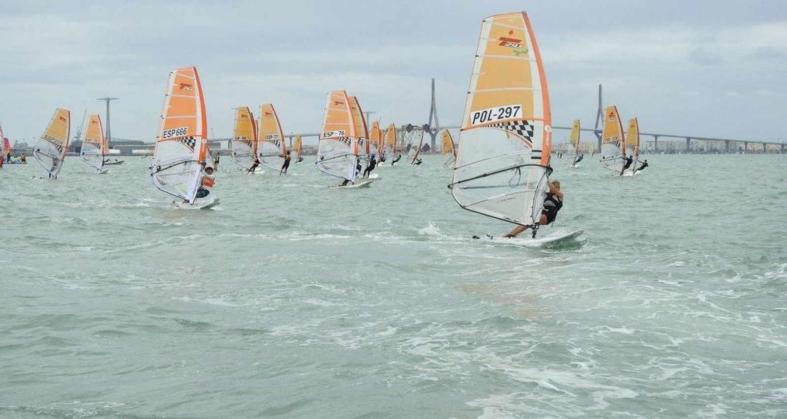 Competición de windsurf en aguas de la Bahía de Cádiz.