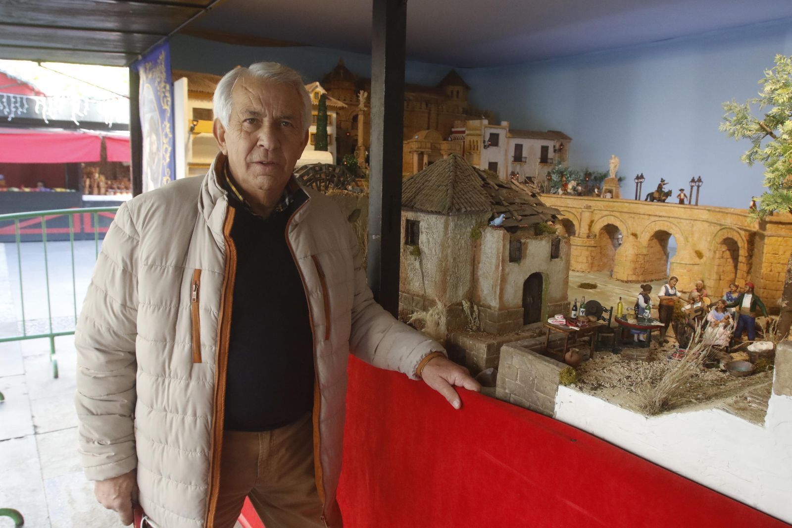 Rafael Ramos, en el nacimiento instalado en el Mercado Navideño de Las Tendillas.