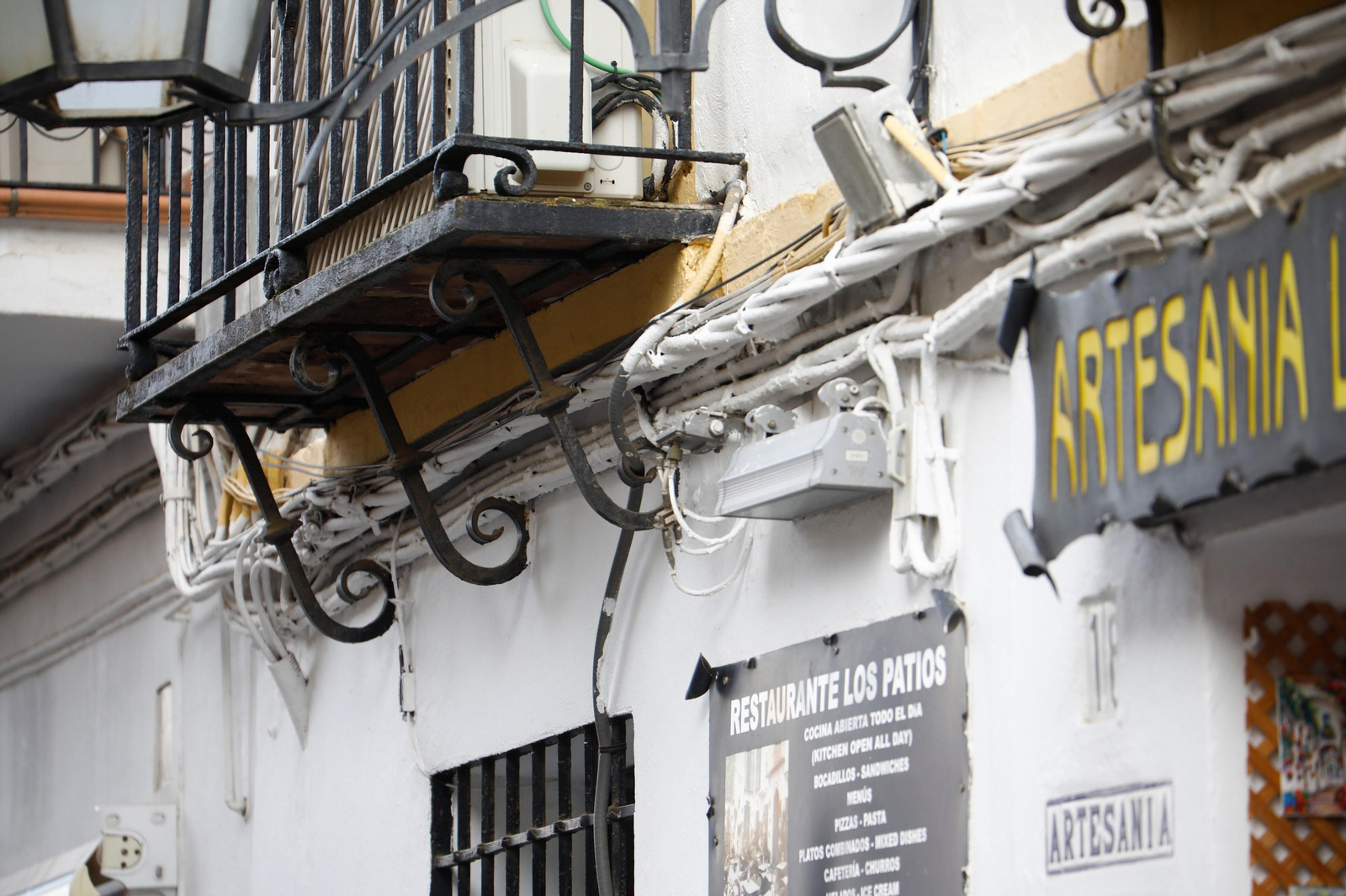 El cableado aéreo campa a sus anchas en el Casco Histórico de Córdoba, en imágenes