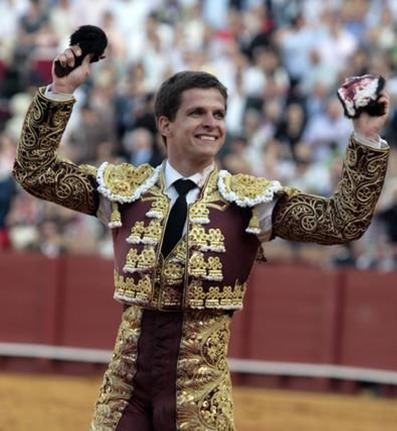 El Juli muestra las dos orejas conseguidas en la tarde.

Foto: Juan Carlos Muñoz