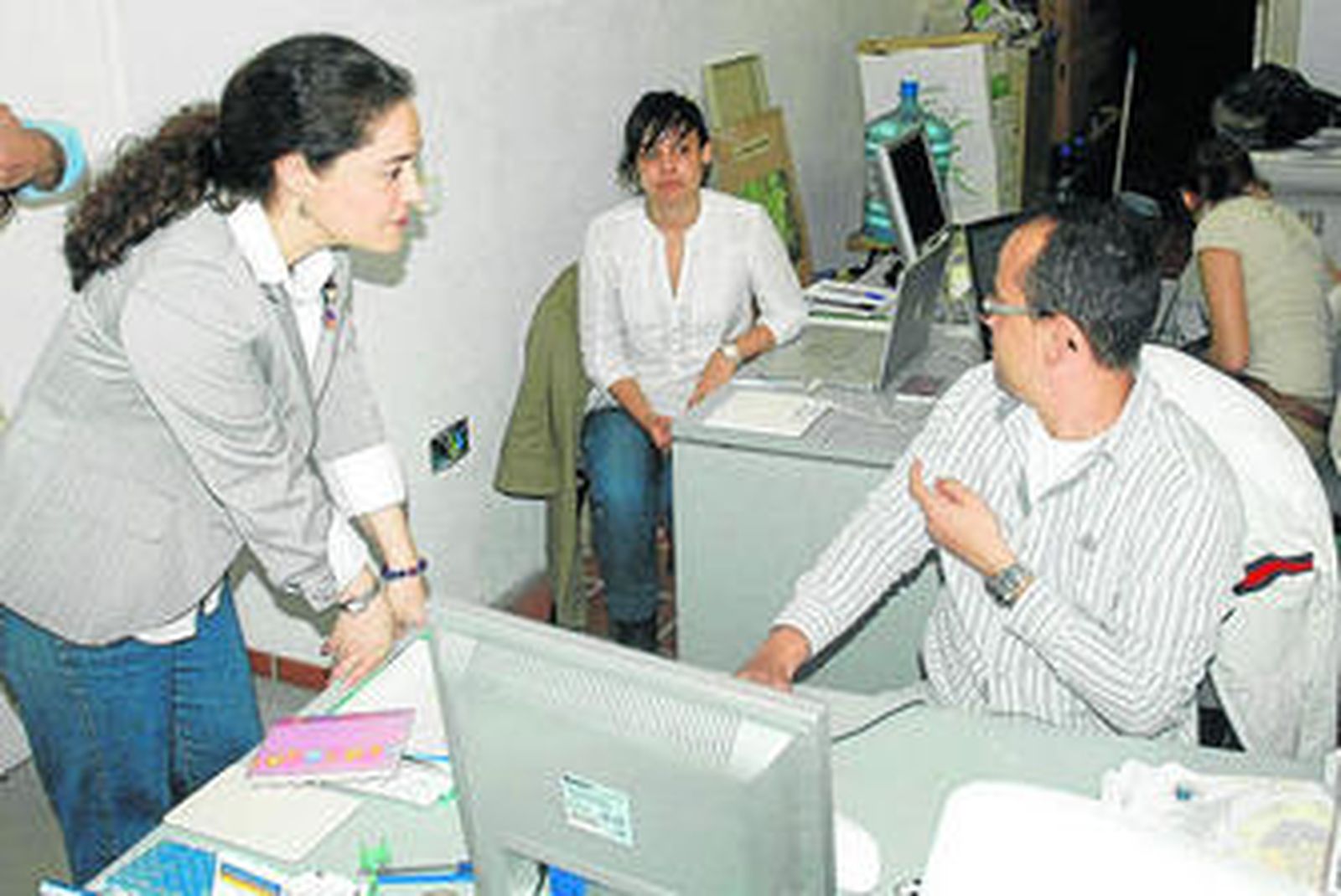 Imagen de los estudiantes de la Escuela de Artes y Oficios de Algeciras durante sus prácticas en el museo municipal.