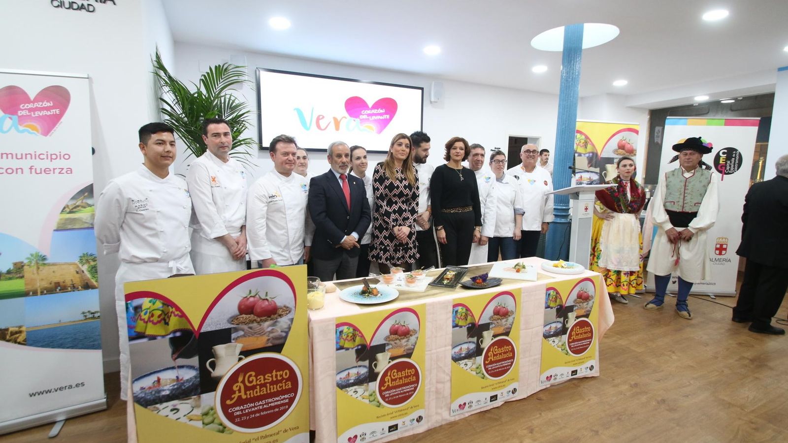 Félix López durante la presentación ayer de Gastroandalucía junto a Carolina Lafita y los chefs participantes.