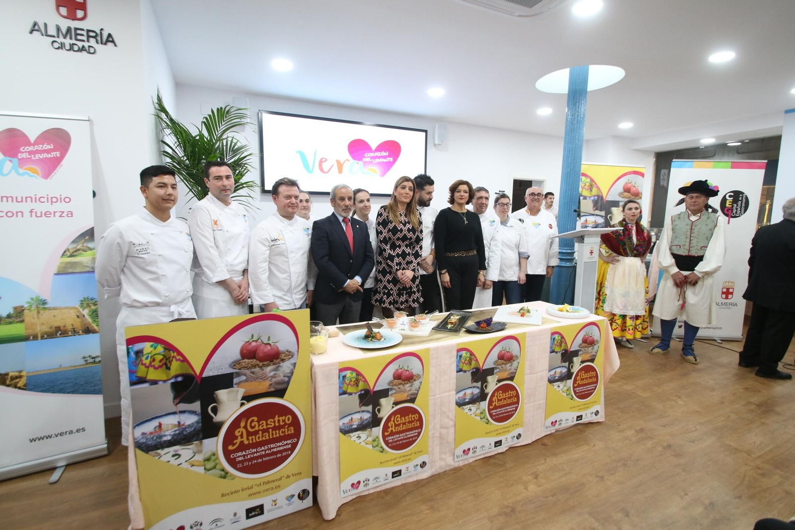 Félix López durante la presentación ayer de Gastroandalucía junto a Carolina Lafita y los chefs participantes.