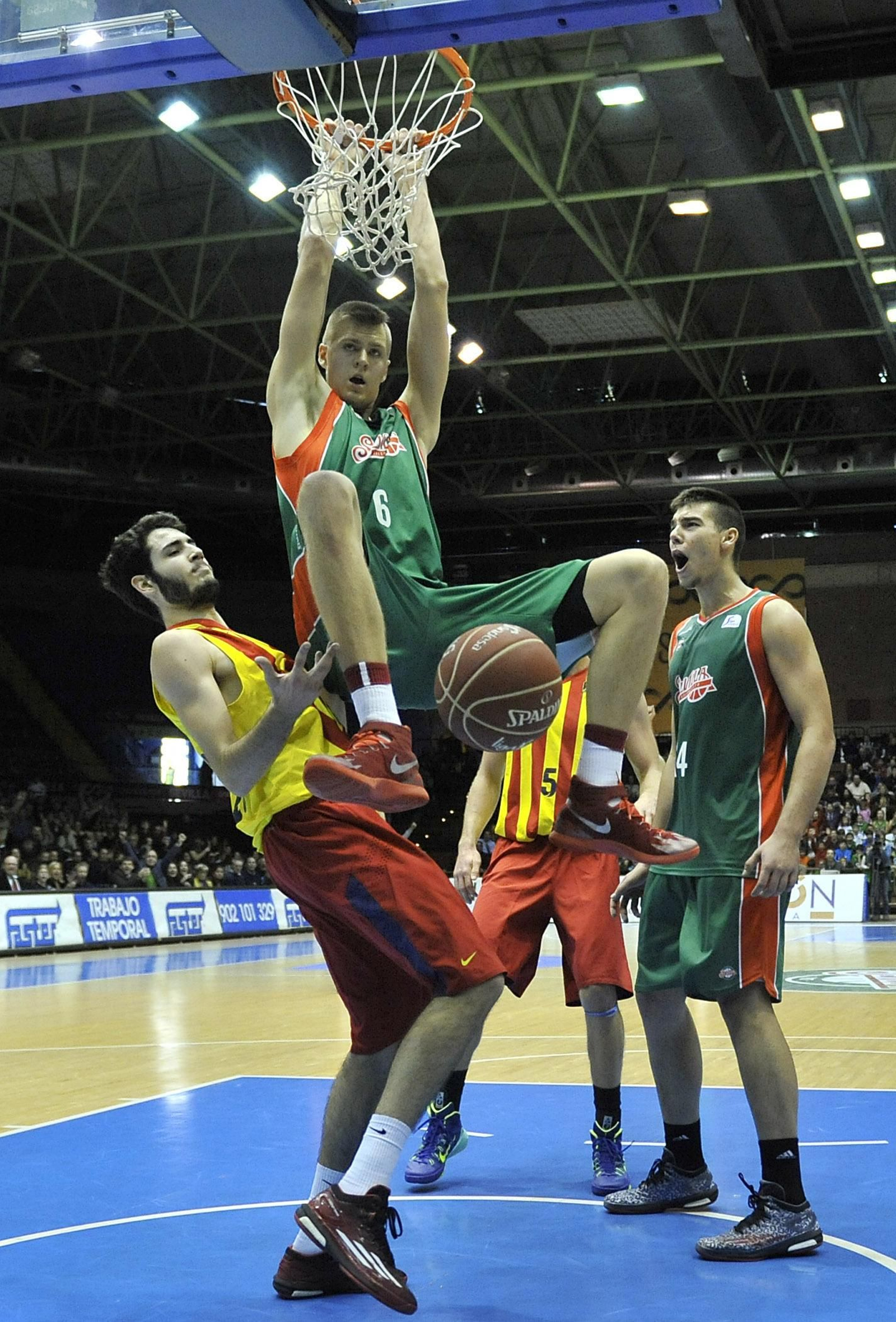 Porzingis machaca ante Abrines, jaleado por Willy Hernangómez.