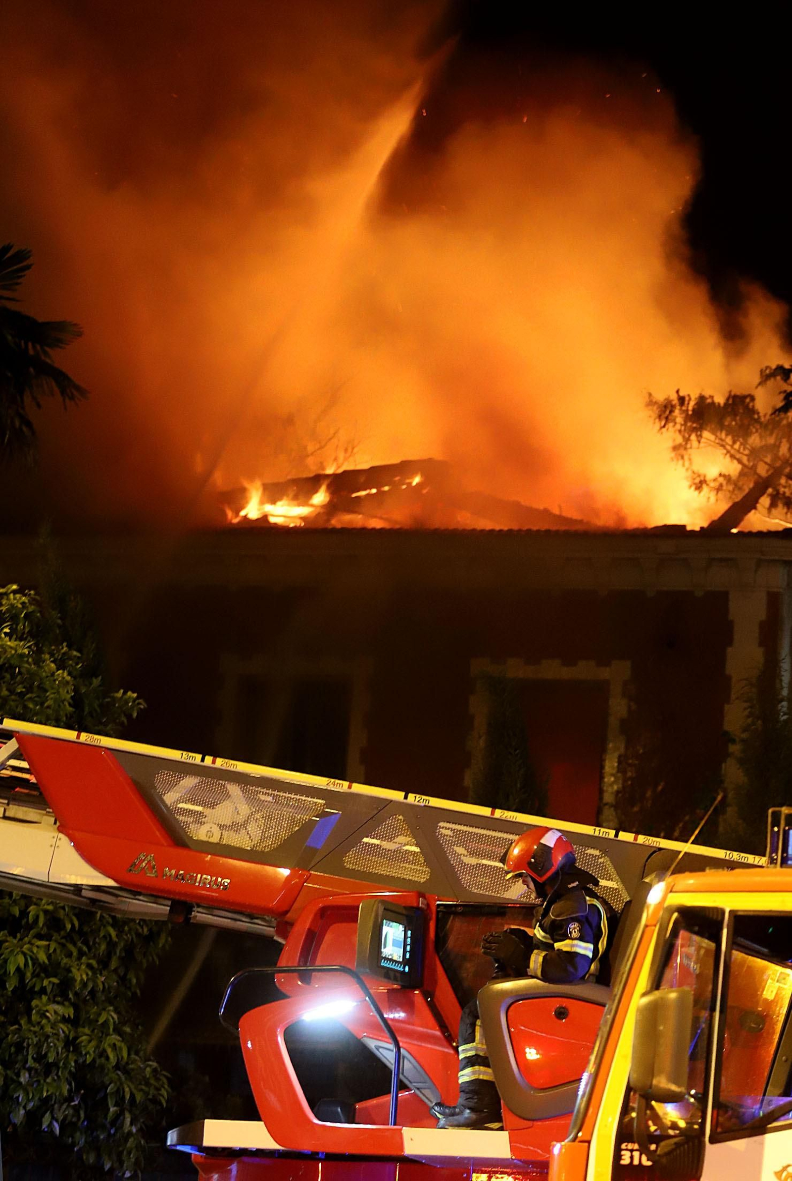 Imágenes del incendio del edificio de la Casona de Huelva en la Alameda