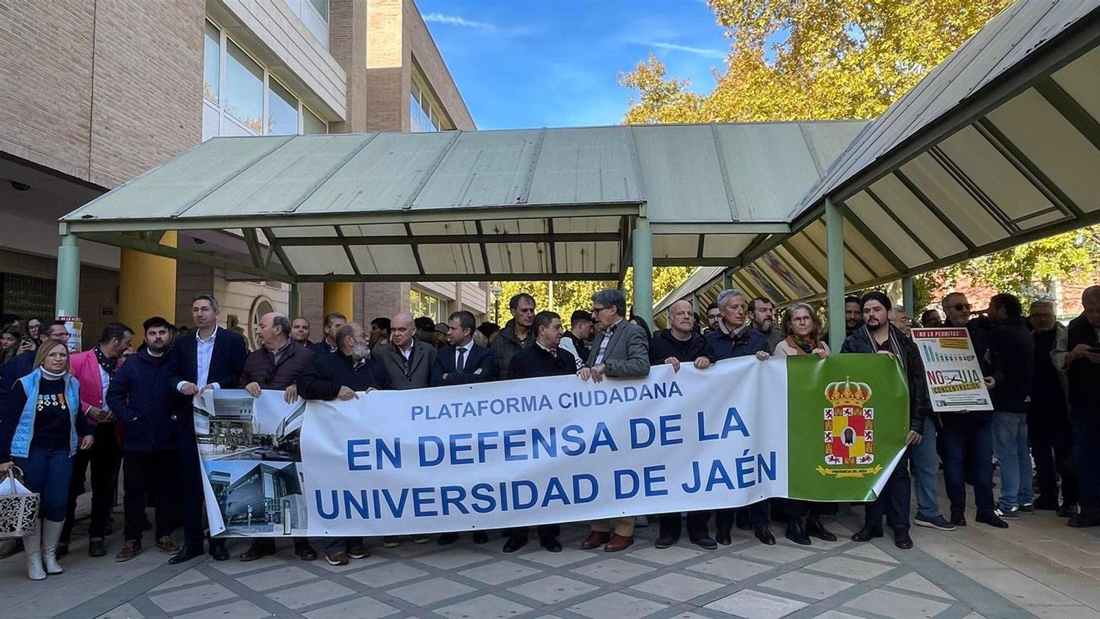 Plataforma en Defensa de la UJA en una concentración.