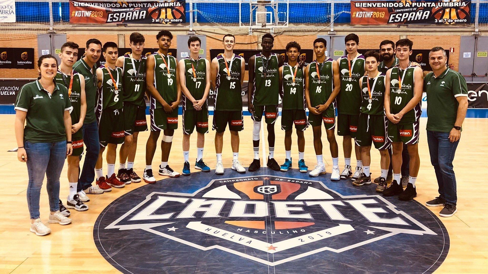Los cadetes del Unicaja, tras acabar el Campeonato de España.