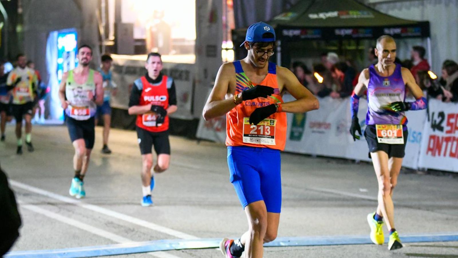 En imágenes: búscate en tu llegada a meta de la Carrera de San Antón 2025 (2)