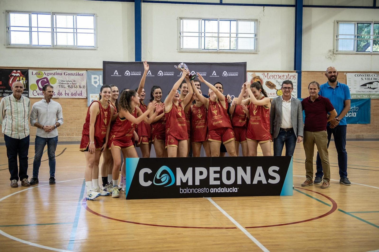 Las chicas del Jaén CB levantan el título de campeonas.
