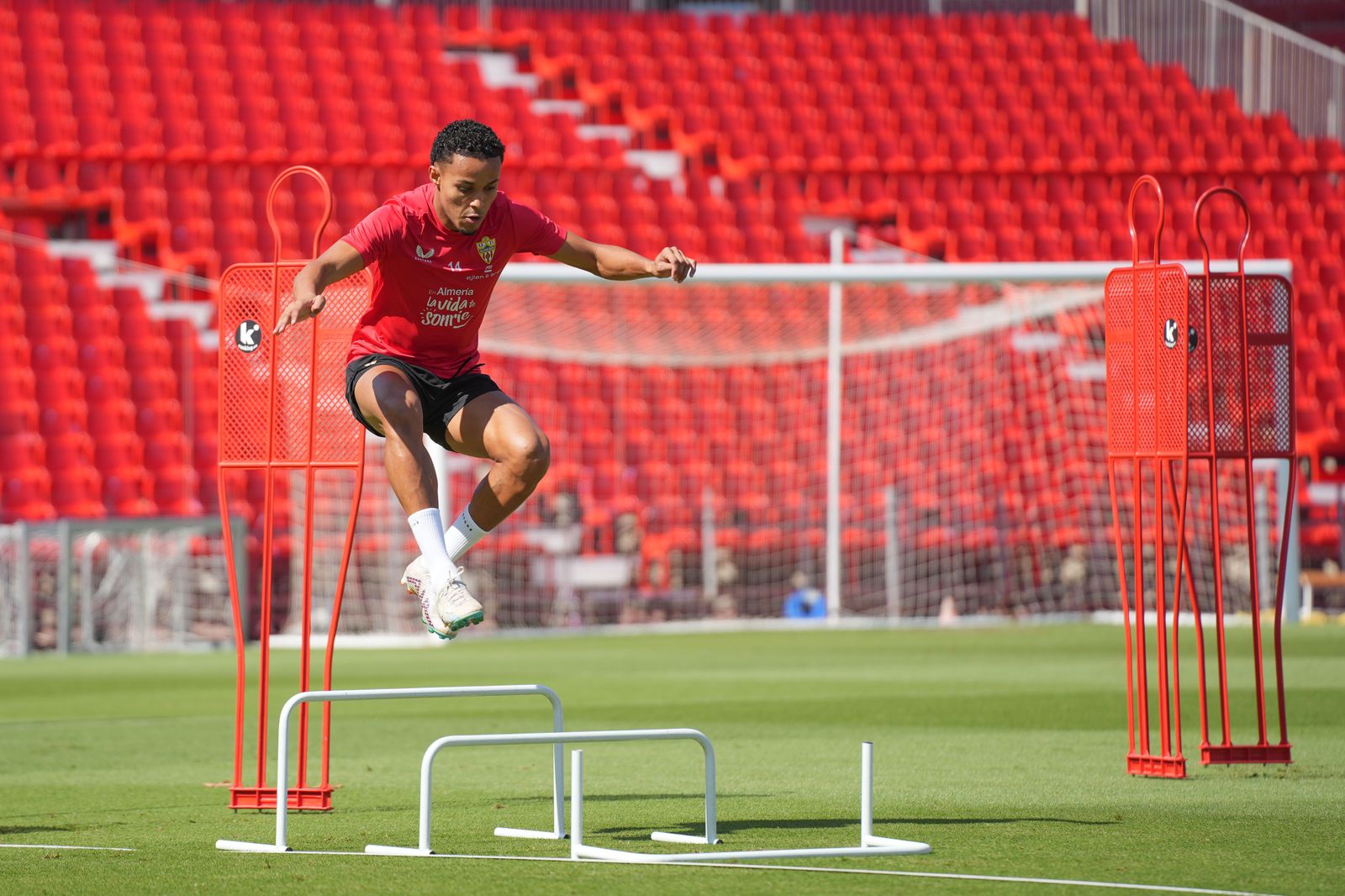 Lázaro Vinicius, que apunta al once, salta unas vallas en una sesión de esta semana