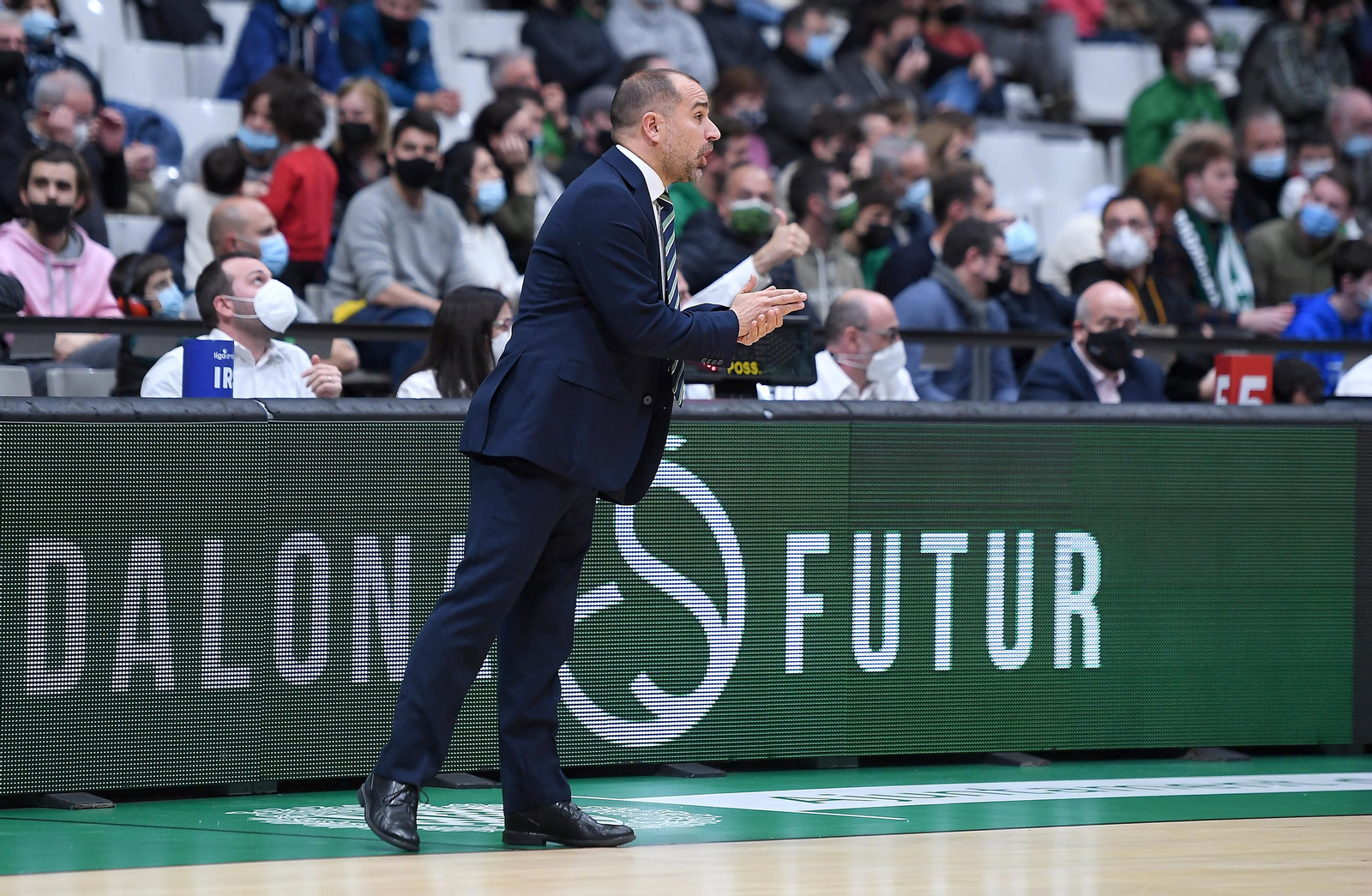 Carles Durán, en la banda del Olímpic de Badalona.