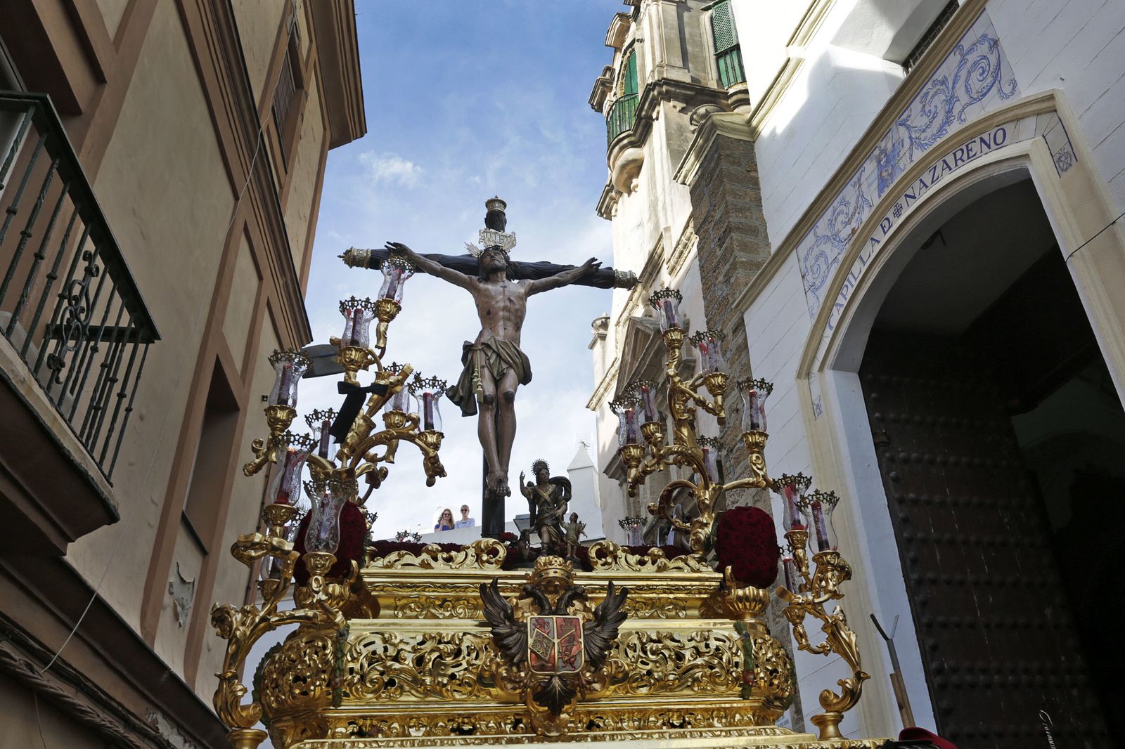 El paso de misterio sale de Santa María