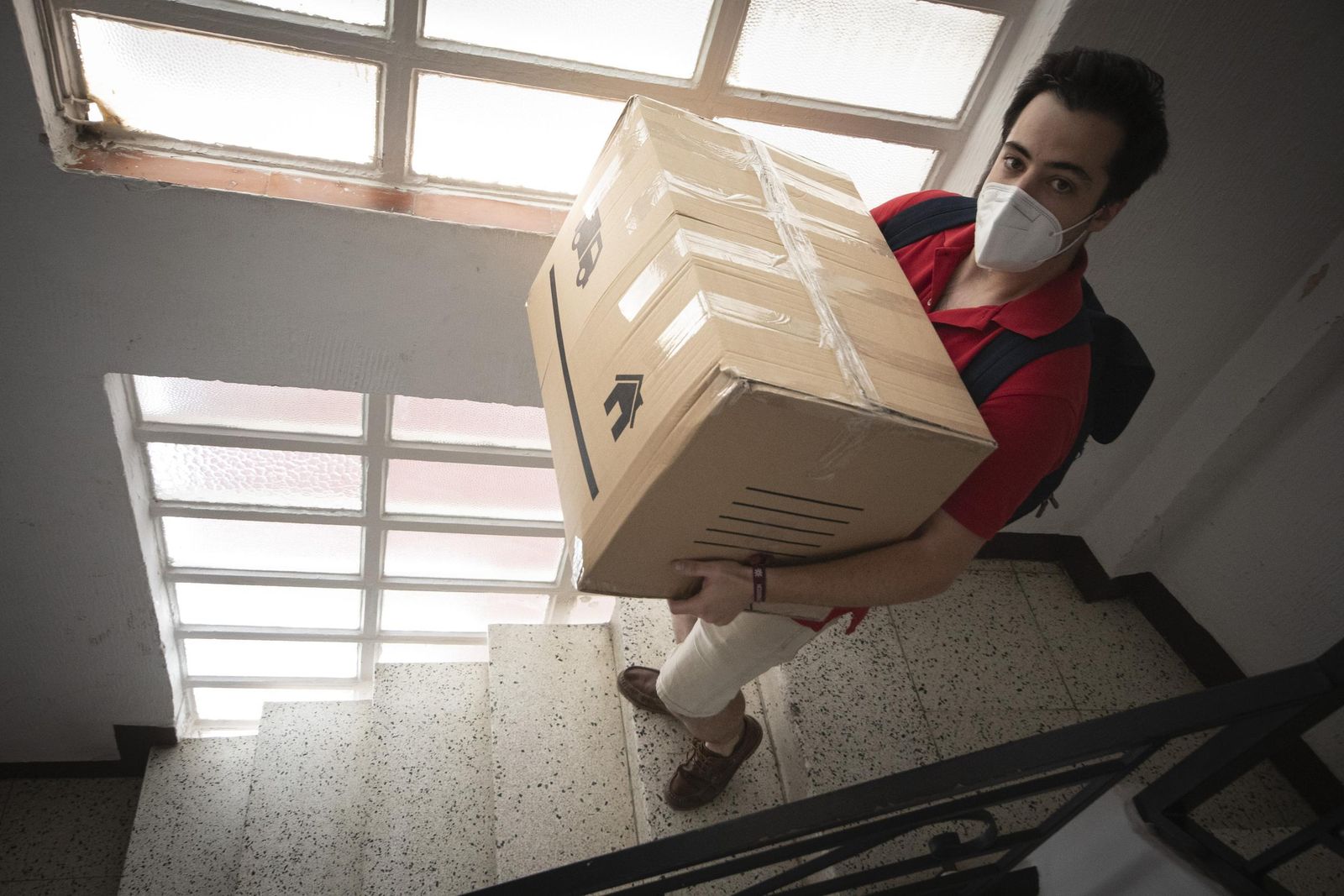 Juan Manuel Hita, de ESN, en uno de los envíos de enseres a estudiantes internacionales que se fueron.