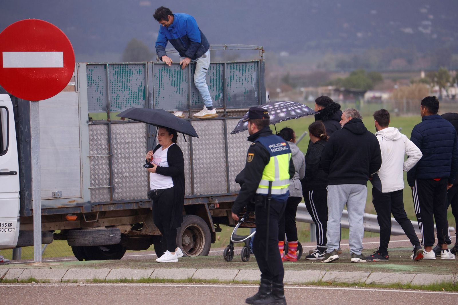 Los vecinos de Alcolea y de las parcelas de Guadalvalle siguen desalojando sus casas, en imágenes