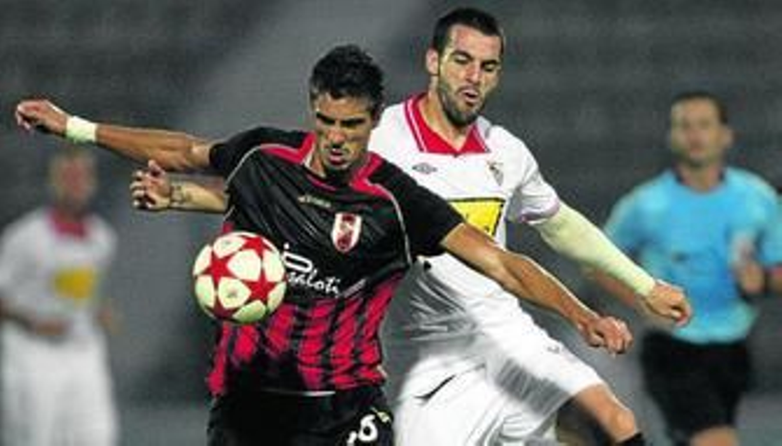 Rajovic recibe la presión de Negredo en un lance del encuentro de ayer en Tirana.