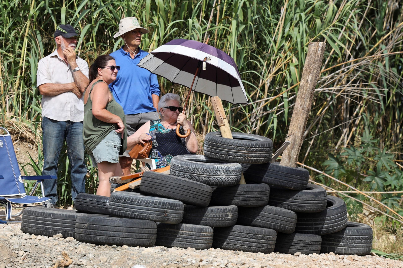 Vecinos protestan frente a las excavadoras en la Vega de Mestanza, en fotos