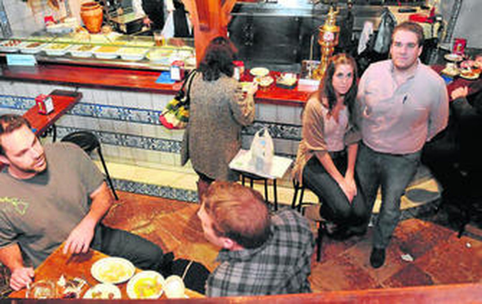 Rocío y Javier Becerra, en el restaurante Becerra, que ha incluido mesas altas en su establecimiento.