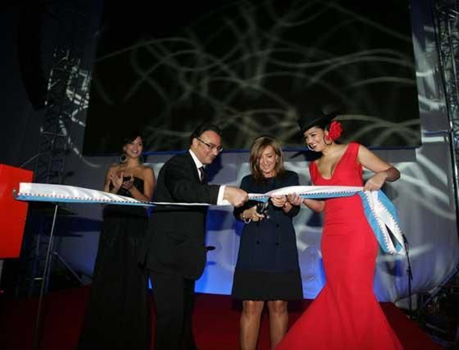 El director general de IICG y la alcaldesa durante el corte de la cinta inaugural del complejo.

Foto: Pascual