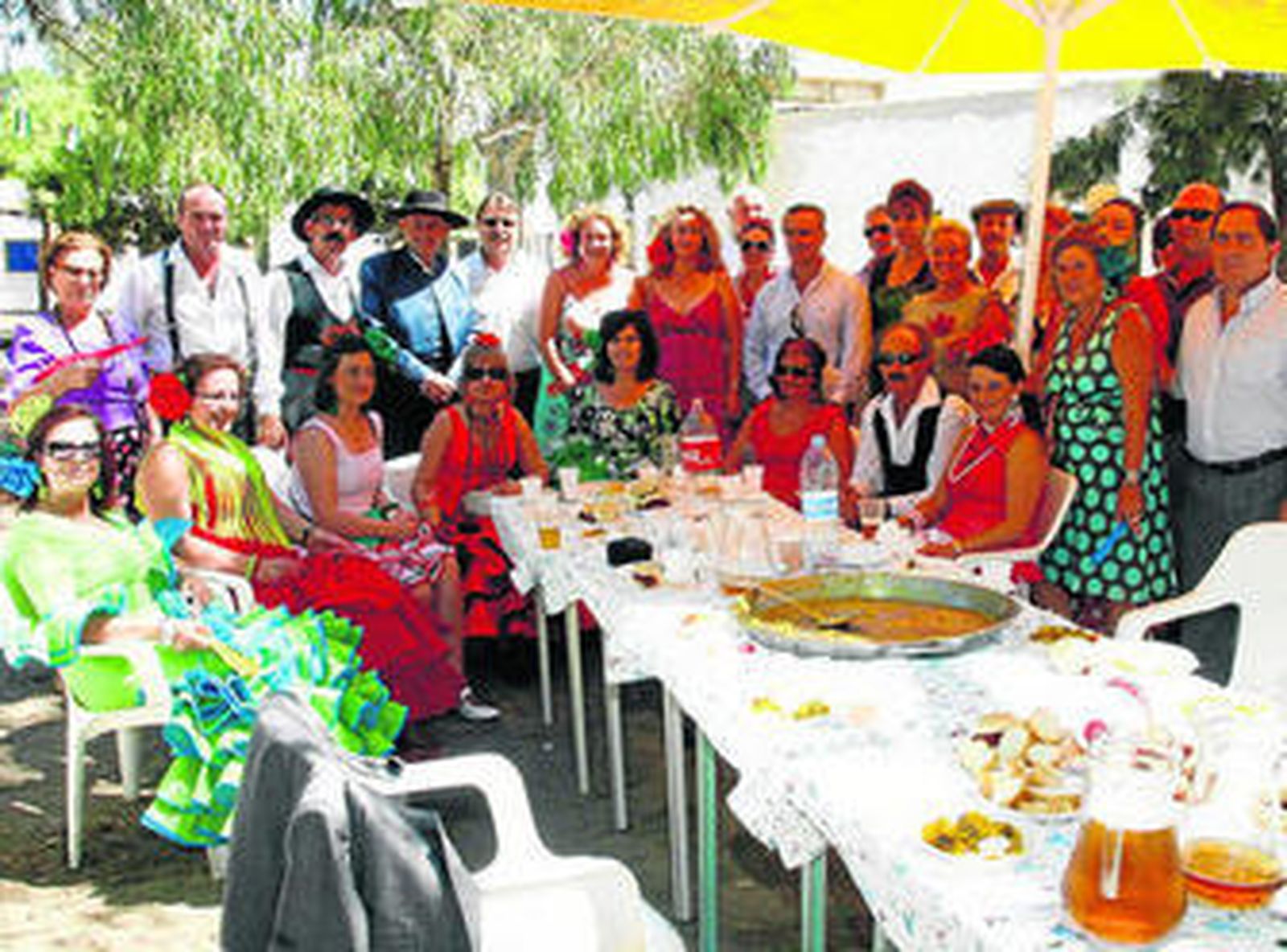 Foto de familia de los asistentes a la comida en la Residencia.