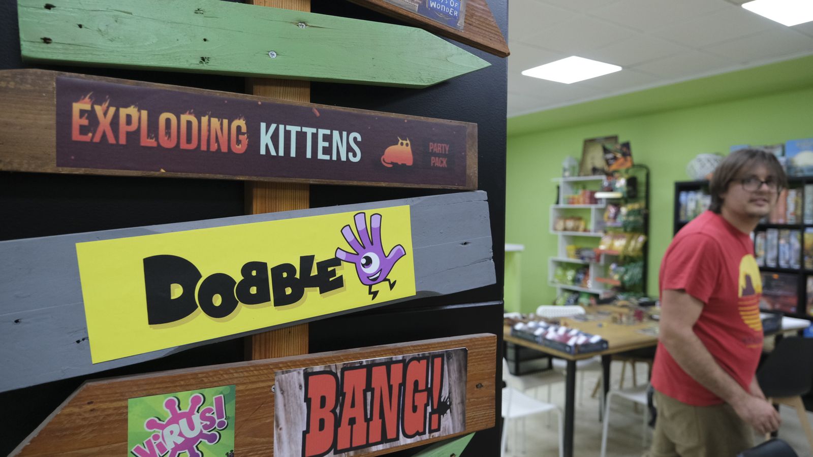 Algunos juegos de los que disfrutó este periodista, en un palé.