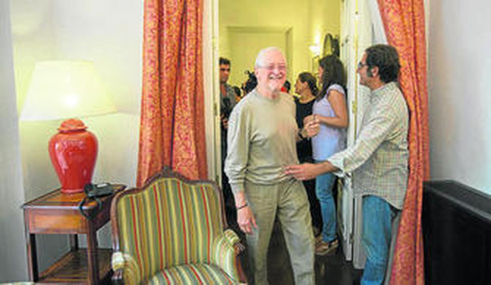 Alejandro Rojas-Marcos llega al encuentro con la prensa. A su izquierda, José Luis Villar.