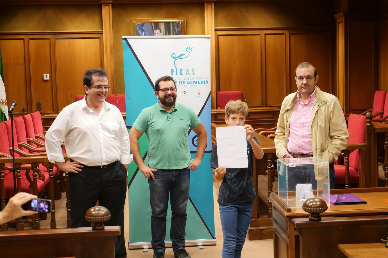 El diputado, Antonio Jesús Rodríguez con Enrique Iznaola y los tres equipos que participan en el Maratón.