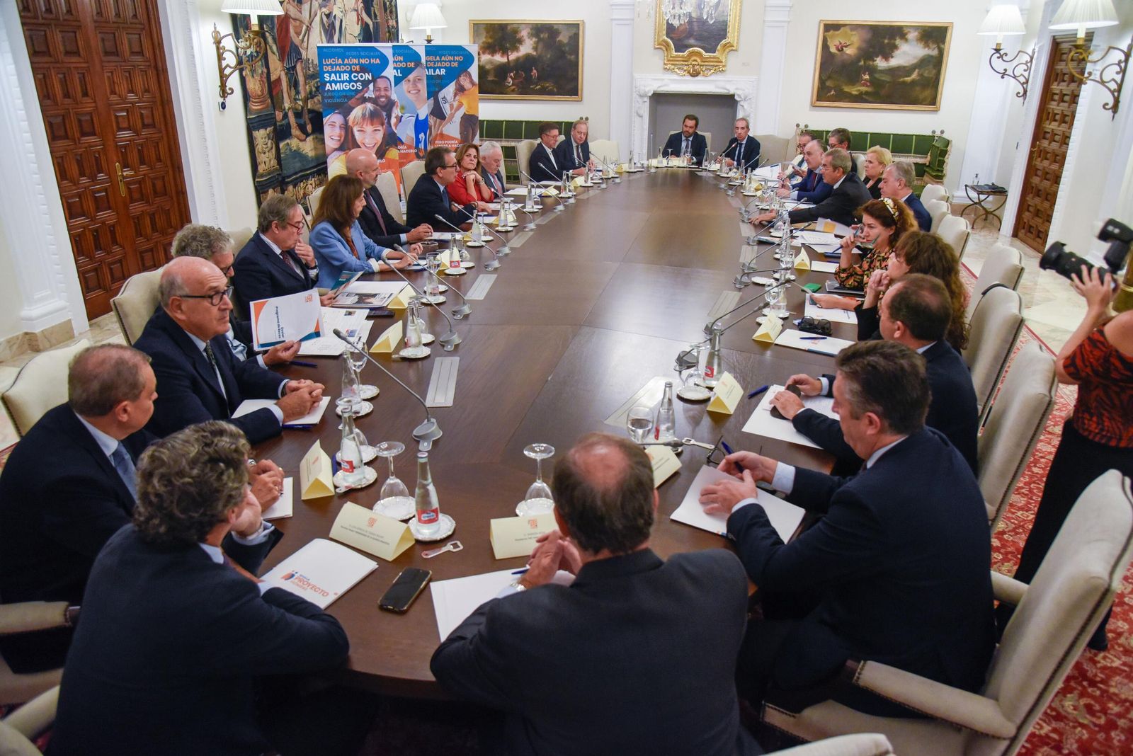 Encuentro entre entidades colaboradoras con las becas de Proyecto Hombre.