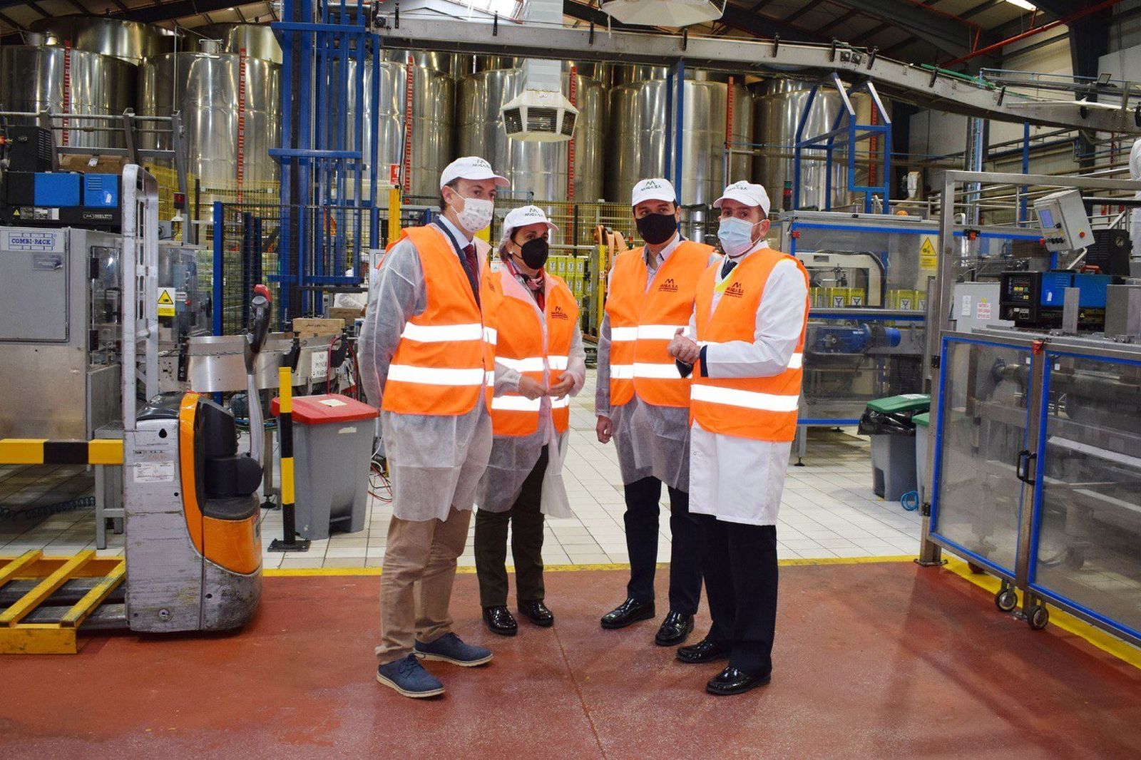 Visita de Bellido y otras autoridades de la planta de Migasa.